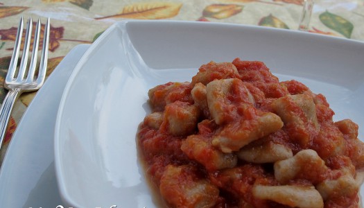 GNOCCHI DI FAVE E SEMOLA con crema di zucca e pomodoro