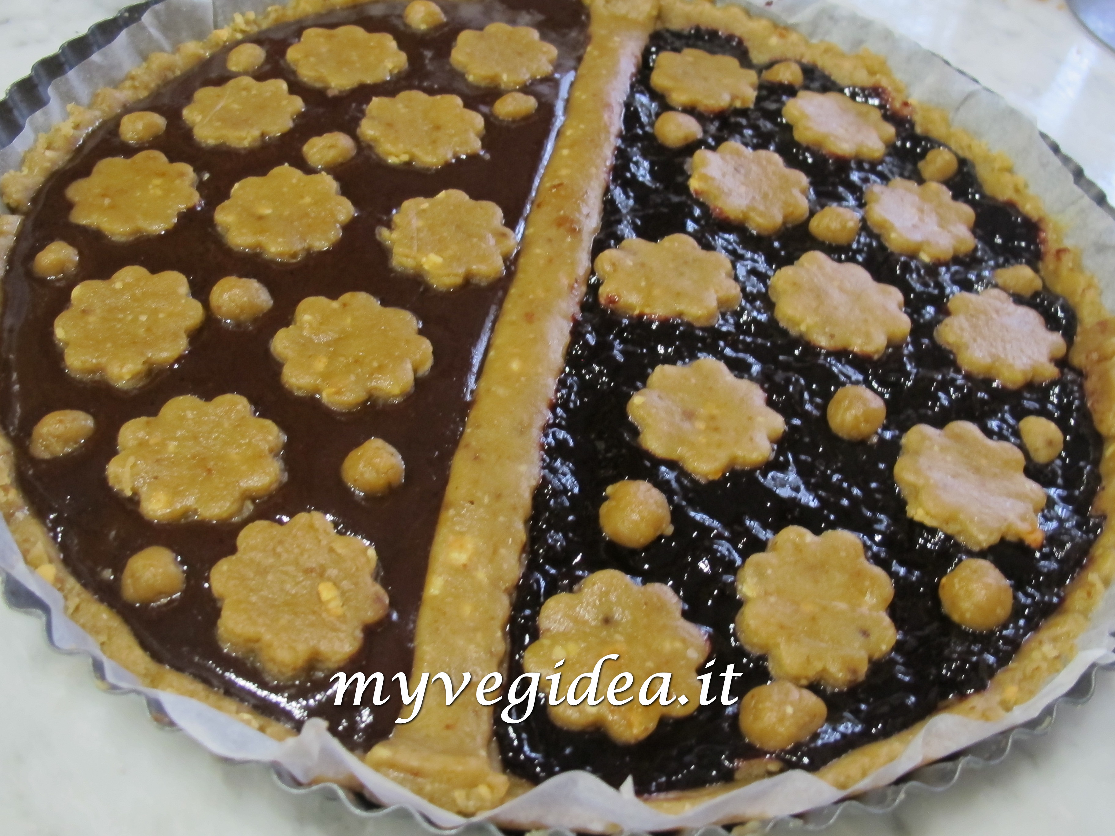 crostata bicolore con nocciole tritate